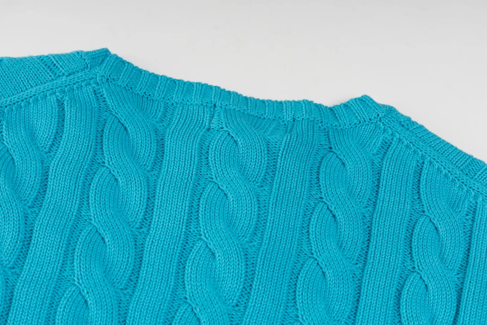 P220 #R91 RALPH LAUREN Ralph Lauren fourteen colors classic small label embroidery round neck pullover cable cardigan sweater men's top, high-density LOGO embroidery on the chest, original customization of tag accessories. Made of pure cotton yarn, pure cotton is skin-friendly and comfortable, small label war horse embroidered twist button round neck sweater 🐎 high quality, follow the blogger to learn how to wear it! Let’s buy a Ralph Lauren cable sweater. It’s a super hard-to-find series after it became popular. It’s hard to find one on the official website. It’s simple and practical to wear, with a lazy and loose feel. The thickened fabric has more texture, feels soft and delicate, and has a loose fit. Whether worn alone or layered, you can wear different styles of fashion with just one piece!   Size：XS S M L Sleeve length: 59/60/61/62/63
